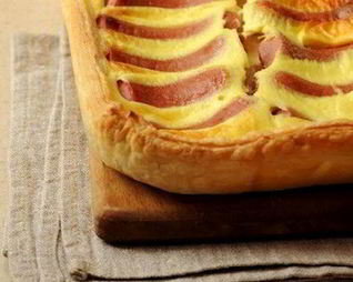 Быстрый пирог из слоеного теста с сосисками