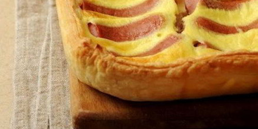 Рецепт быстрого пирога из слоеного теста с сосисками