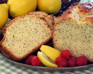 Лимонный пирог с маком и малиновым соусом