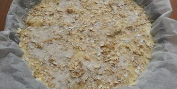 наливной пирог с яблоками и хрустящей овсяной корочкой