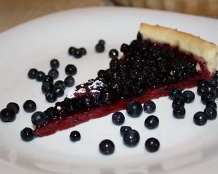 Открытый черничный пирог