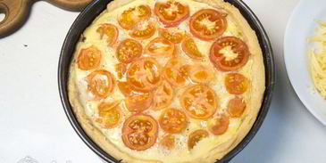 открытый пирог с курицей и овощами