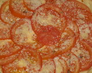 Открытый пирог с помидорами, тимьяном и сыром