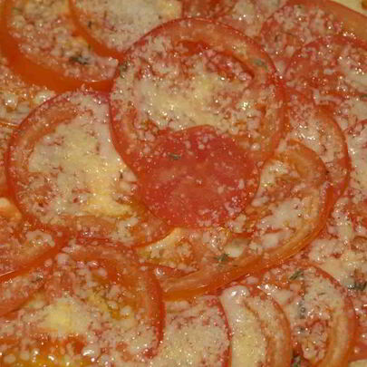 Открытый пирог с помидорами, тимьяном и сыром