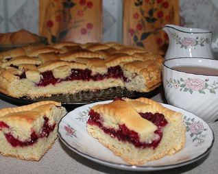 Песочный пирог с малиной в духовке