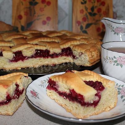 Песочный пирог с малиной в духовке