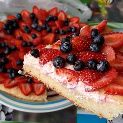 Пирог Нежность с клубникой и голубикой