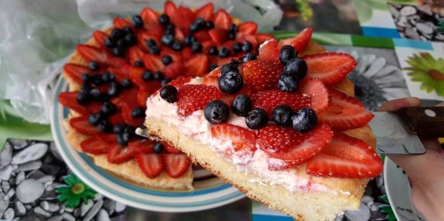 Рецепт пирога нежность с клубникой и голубикой