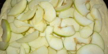 пирог с бананами и яблоками из необычного дрожжевого теста