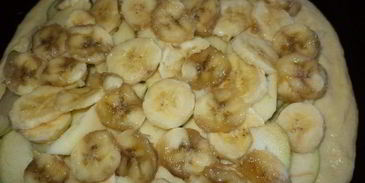 пирог с бананами и яблоками из необычного дрожжевого теста