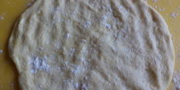 пирог с бананами и яблоками из необычного дрожжевого теста