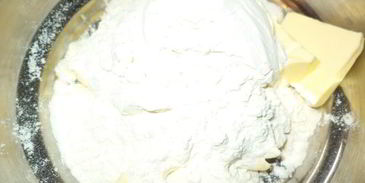 пирог с бананами и яблоками из необычного дрожжевого теста