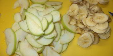 пирог с бананами и яблоками из необычного дрожжевого теста