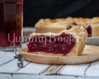 Пирог с вишневой начинкой