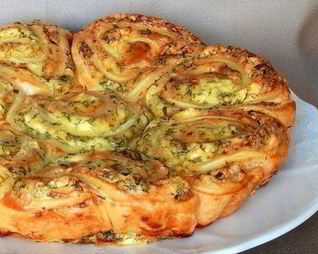 Закусочный пирог из дрожжевого слоеного теста