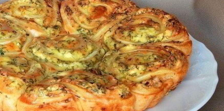 Рецепт закусочного пирога из дрожжевого слоеного теста