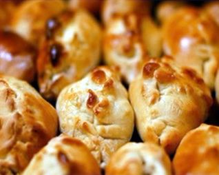 Дрожжевые пирожки с яблоками и бананом