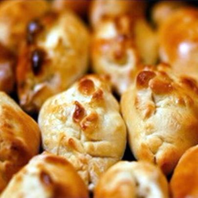 Дрожжевые пирожки с яблоками и бананом