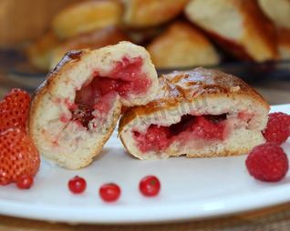 Дрожжевые пирожки с ягодами в духовке