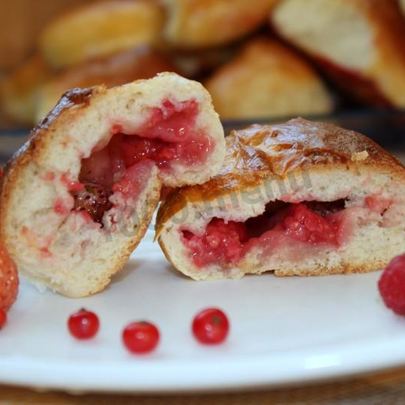 Дрожжевые пирожки с ягодами в духовке