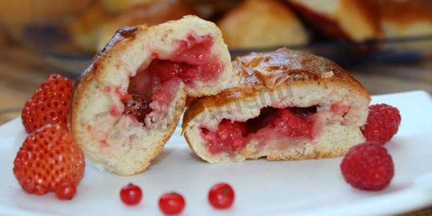 Рецепт дрожжевых пирожков с ягодами в духовке