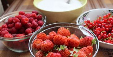 дрожжевые пирожки с ягодами в духовке