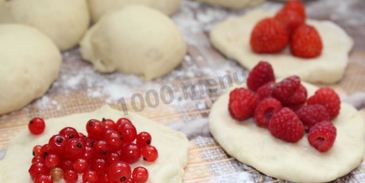 дрожжевые пирожки с ягодами в духовке