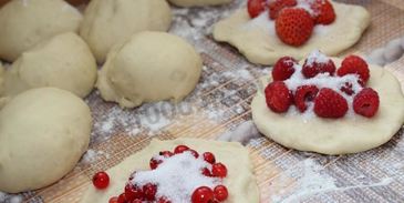 дрожжевые пирожки с ягодами в духовке