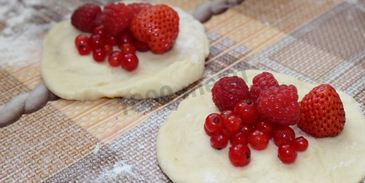 дрожжевые пирожки с ягодами в духовке