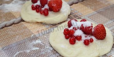 дрожжевые пирожки с ягодами в духовке