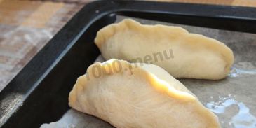 дрожжевые пирожки с ягодами в духовке