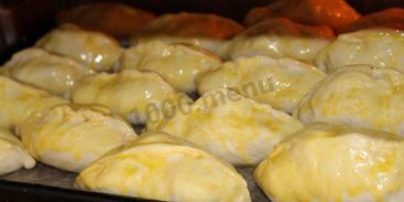 дрожжевые пирожки с ягодами в духовке