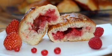 дрожжевые пирожки с ягодами в духовке