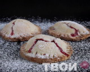 Пирожки из песочного теста с клубникой