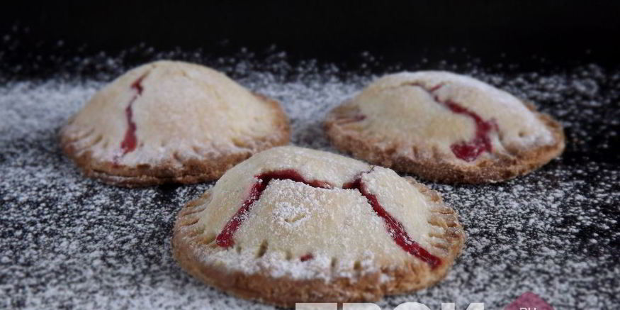 Рецепт пирожков из песочного теста с клубникой