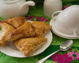 Пирожки из слоеного теста с грибами и курицей