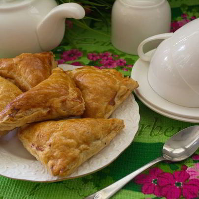 Пирожки из слоеного теста с грибами и курицей