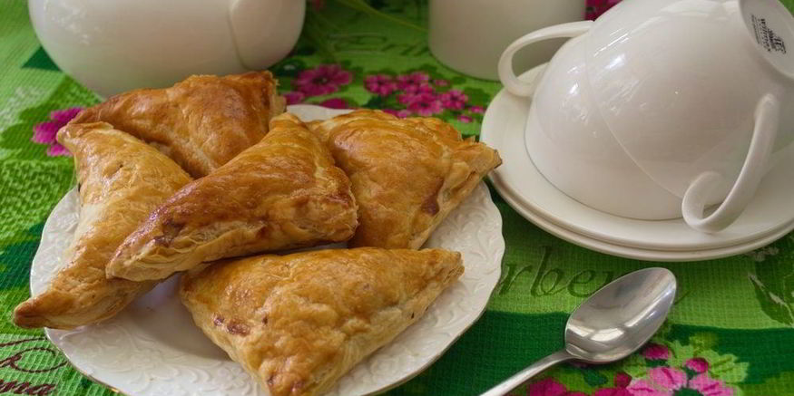 Рецепт пирожков из слоеного теста с грибами и курицей