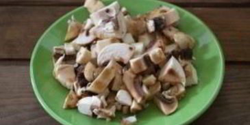 пирожки из слоеного теста с грибами и курицей