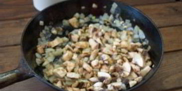 пирожки из слоеного теста с грибами и курицей