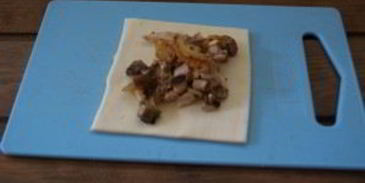 пирожки из слоеного теста с грибами и курицей