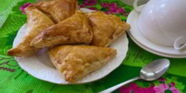 пирожки из слоеного теста с грибами и курицей