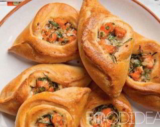 Пирожки из слоеного теста с рыбой