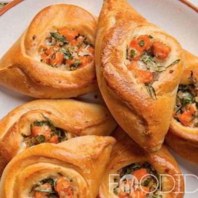 Пирожки из слоеного теста с рыбой