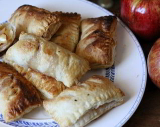 Пирожки из слоеного теста с яблоками