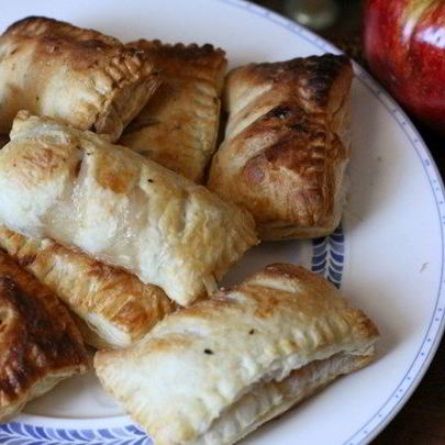 Пирожки из слоеного теста с яблоками
