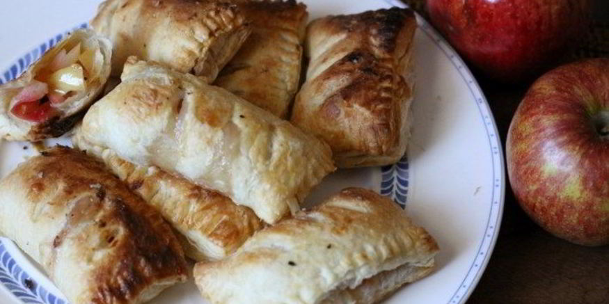 Рецепт пирожков из слоеного теста с яблоками