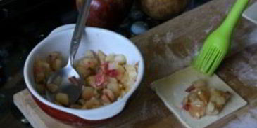 пирожки из слоеного теста с яблоками