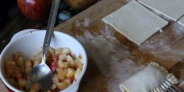 пирожки из слоеного теста с яблоками