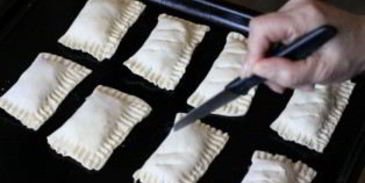 пирожки из слоеного теста с яблоками